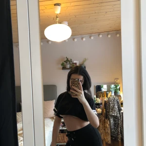 Croppad t-shirt xs  - Croppad t-shirt från hm, oanvänd