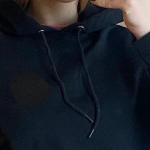 svart hoodie från carlings !!!  - nyskick men säljes då den it kommer till användning 😸✨ storlek xs och suuuper skönt material!! 