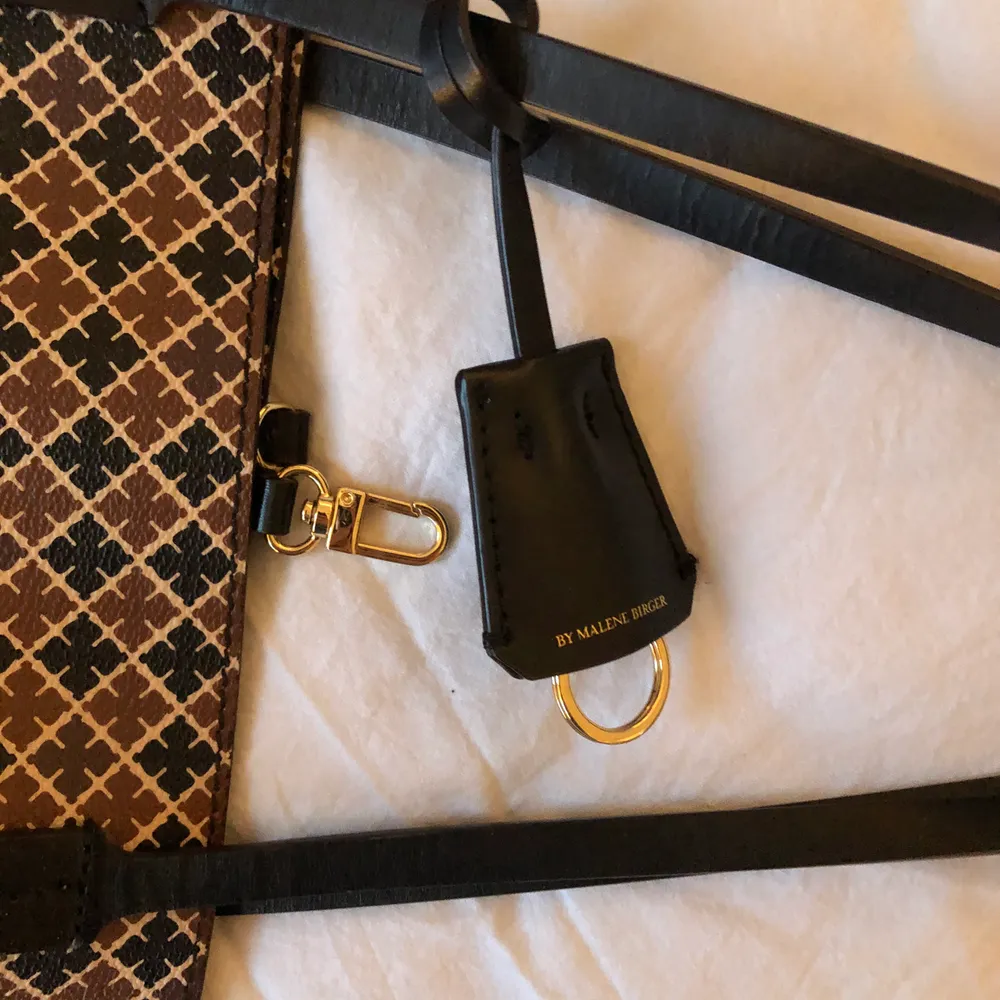 Superfin Malene Birger väska som är sparsamt använd och i nyskick. Väskan har en innerficka och en nyckelring på framsidan. Nypris: 2299kr. Väskor.