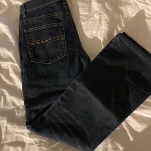 lågmidjade jeans! - super snygga vintage lågmidjade jeans ifrpn LAB industries! försmå för mig därför har jag inga bilder på! de är lite bootcut och innerbens längden på dem är 68cm💗