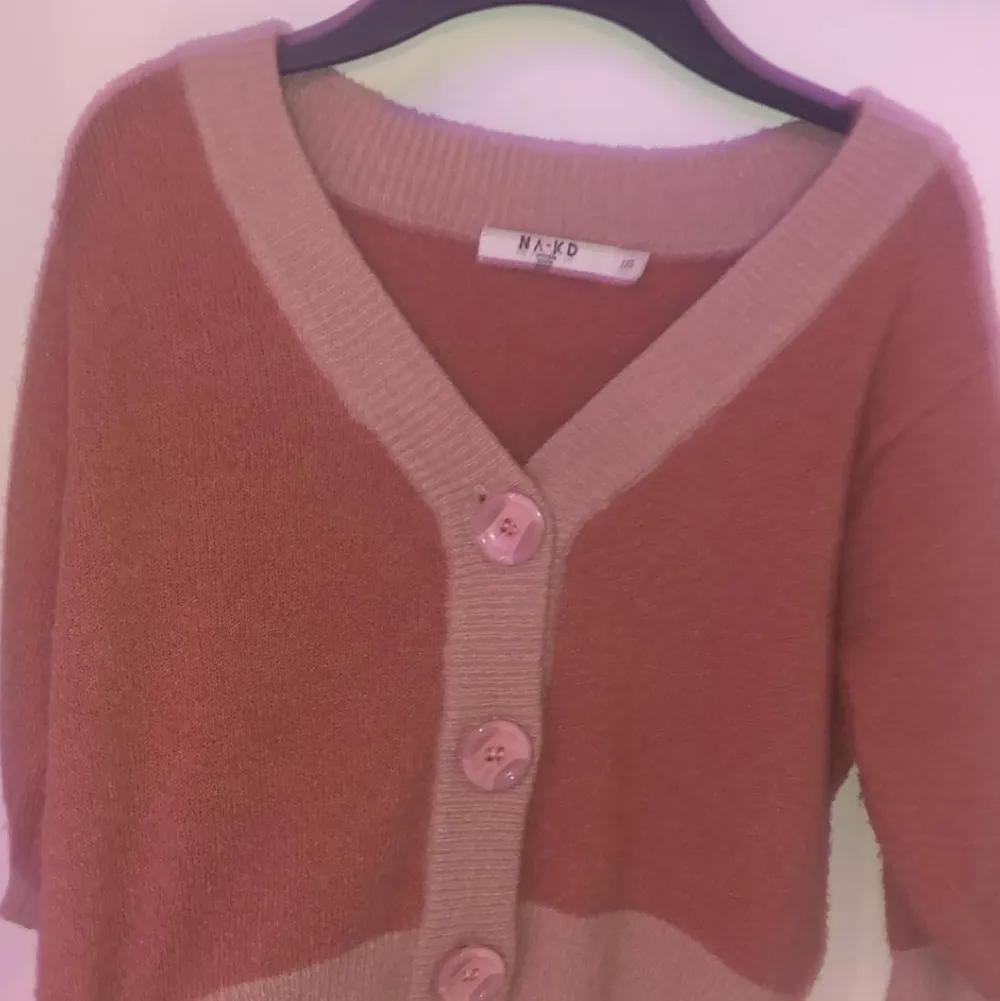 En oanvänd rosa stikad tröja från NAKD. Köpt för 350 kr. Pris kan diskuteras. Köparen står för frakt. Passar dom som är xs/s.. Stickat.