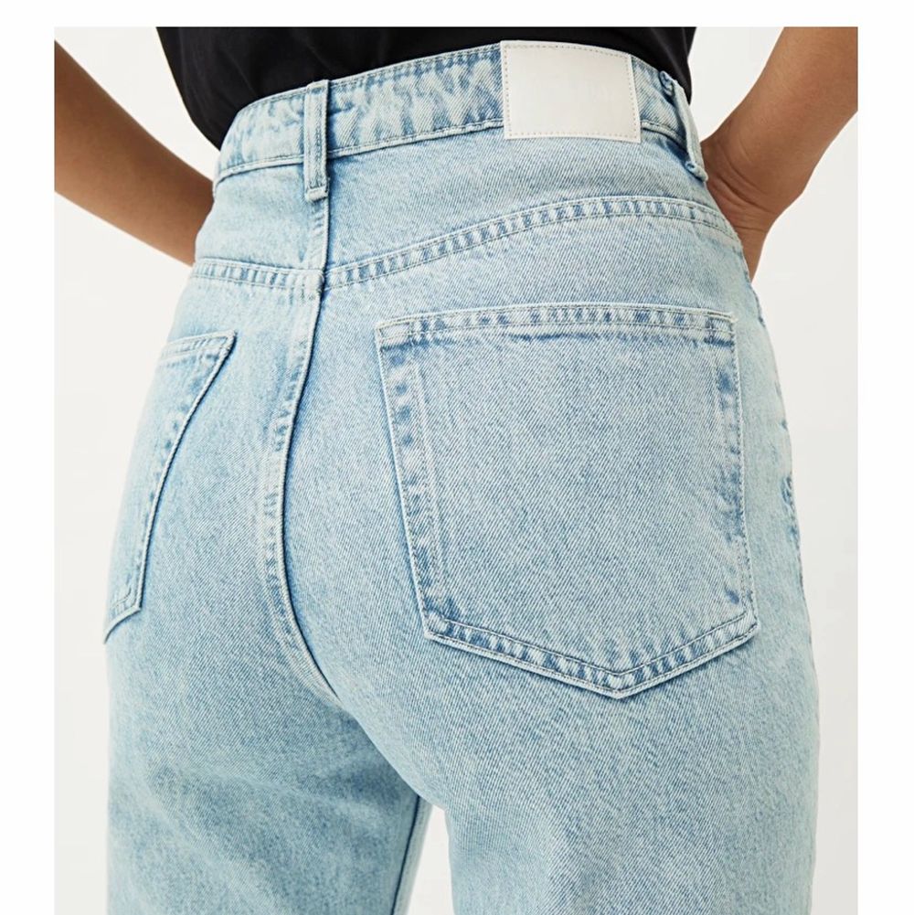 Jätte snygga jeans. Plus bra skick och köparen står för leveransen. Stolek W28 L 32 och modell är Rowe extra high straight jeans . Jeans & Byxor.