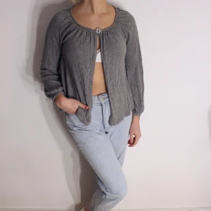 Söt kofta  - Söt grå kofta från Tuttifruti!                                     storlek: S Direkt pris: 40kr, Skriv buden till mig privat eller kommentera på bilden! Buda med minst 5kr varje gång ✨(Alla bud är välkomna) Köpare står för frakten (Du bestämmer vilket paket så länge det uppfyller vikt och storleks kraven)