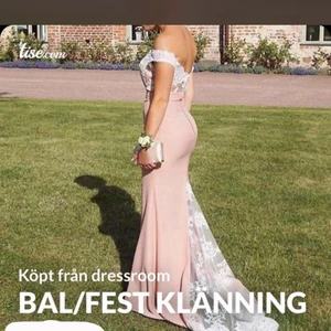 Balklänning från dressroom linné  - Balklänning från dressroom Linné. Får tyvärr sälja den vidare då den är för liten för mig. Stl 0 så runt xs/s. Billigare vid snabb affär