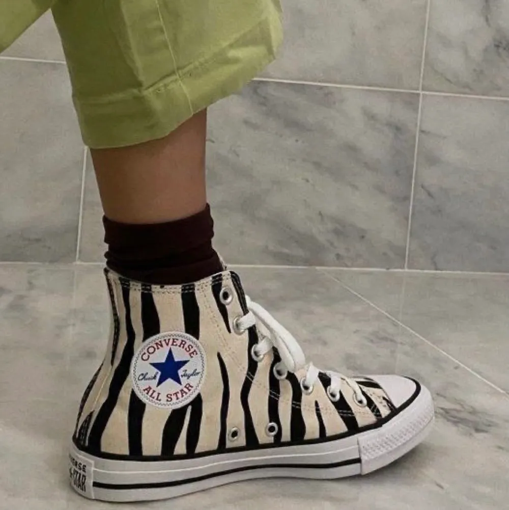 Intressekoll på supersnygga converse med zebra print! Funderar på att sälja då de inte kommer till användning. De är måtligt använda och i en beige snygg färg med svart zebra. Lite märken fram på tån. Storlek 37. Supercoola och unika :) Köptes för 800kr. Startbud på 300kr plus 66kr frakt! Högsta bud 490kr. Avslutas på söndag, idag, kl 22.00. Köp direkt för 700kr inklusive frakt. Säljs pga inte riktigt min stil längre! Lånade bilder.. Skor.