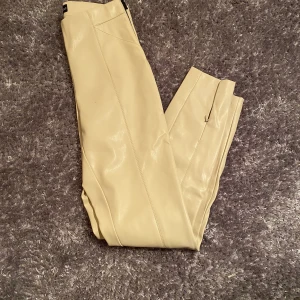 Beiga läderbyxor - Beiga läderbyxor från Zara i storlek S, dock små i storleken. Endast använda 1 gång.