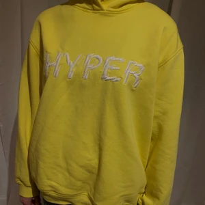 Hoodie - Gul hoodie från Samsoe Samsoe