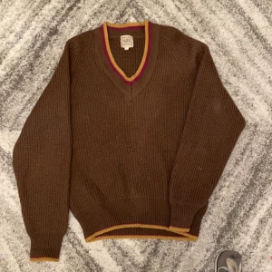 Brun stickad tröja  - Köpt på humana 