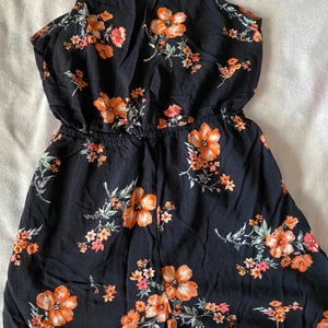 Jumpsuit blommigt stl 36 - Storlek 36