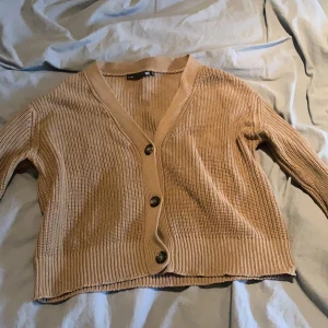 Brun kofta med knappar - Superskön stickad kofta. Använd Max 3 gånger. Frakten är inräknad i priset.