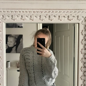 Grå Stickad tröja  - Grå stickad tröja ifrån nakd, stl S, jätte fint skick, endast använd några ggr