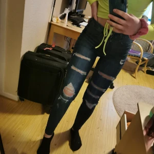 Håliga jeans strl 36 - Bra skick, köparen står för frakten 