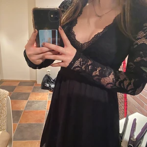 Superfin spetsklänning - En jättefin svart spetsklänning från Nelly, bara använd en gång då jag skulle ja den till ett speciellt tillfälle och har inte fått mer användning av den. Man ser inte så tydligt men den går ner till knäna ungefär!