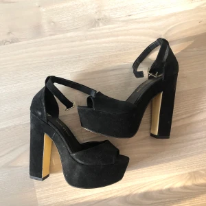 Högklackat  - Väldigt sköna högklackat, använt många gånger men bra skick! Klacken är cirka 15 cm! Nypris är 799kr! Säljes pga flytt! Frakt tillkommer 🚚