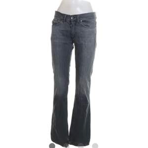 Jag säljer mina 00-tals ACNE Action Jeans som är lågmidjade och lite utsvängda i storlek 29/34. Jag brukar bära 38/40 och på sista bilden kan ni se hur de sitter på mig! Köparen står för frakten 💜