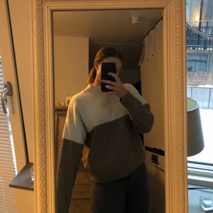 Stickad tröja  - En stickad tröja som är jätte bekväm, sticks inte alls. Storlek M men passar nog både S och L beroende på hur man vill att den ska sitta. Säljer pga använder inte. Köparen står för frakten.