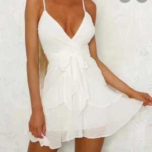 Studentklänning sökes - Hej! Jag söker denna klänning i S!! Pris kan diskuteras, vet ej vad den kostar i nypris. 