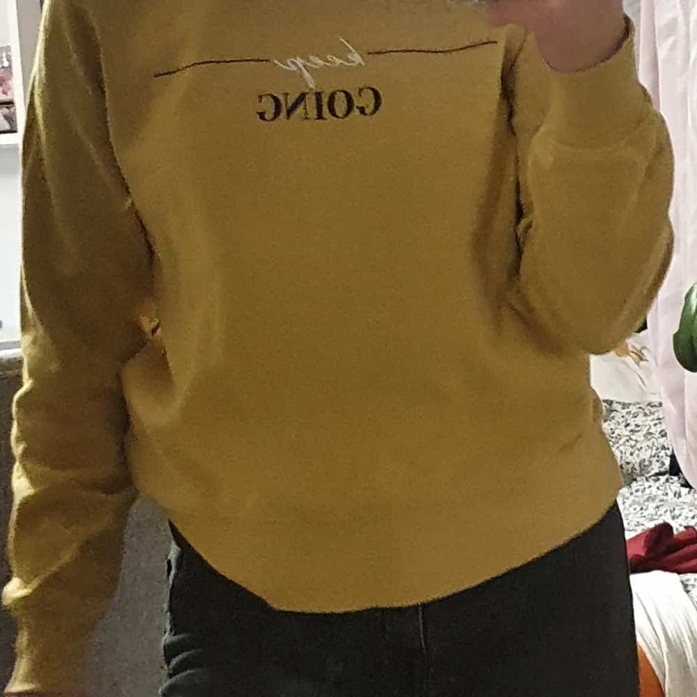 En fin gul sweatshirt med riktigt bra kvalite. Aldrig använd.. Tröjor & Koftor.