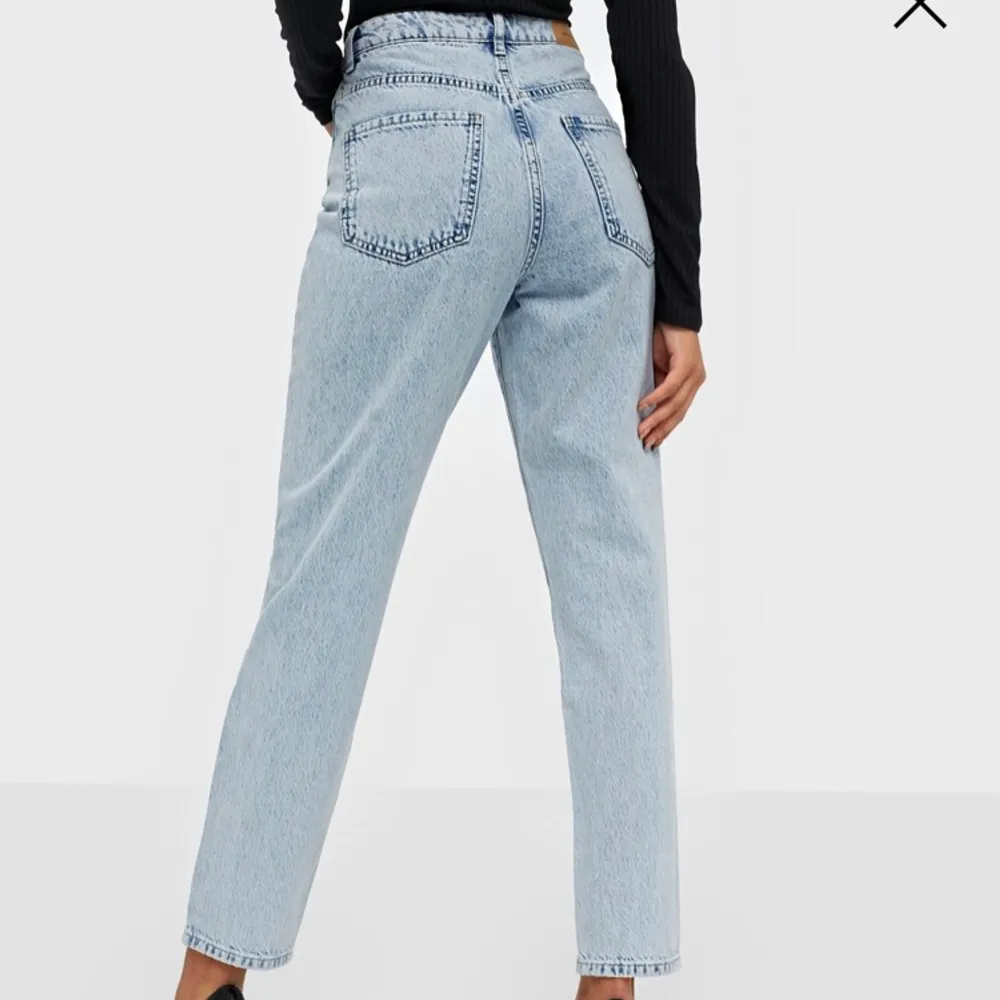 Säljer mina fiiina mom jeans från Gina tricot då jag har ett par likadana! De sitter såå snyggt på och är knappt använda!! Nypris 500kr och säljer dom för 170kr, priset kan diskuteras 💖💖. Jeans & Byxor.
