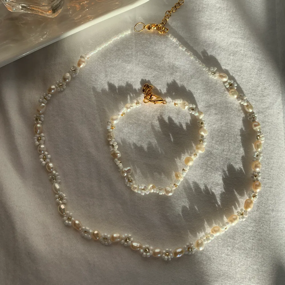 Gör dessa på beställning, 199kr för halsband och 99kr för armband, 269kr för båda! Kolla in mer på @aliceruthjewelry på Instagram . Accessoarer.