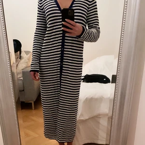 Stickad klänning - Superfin stickad klänning från Zara. Säljer pga att den inte kommer till användning. Använd 1 gång. Storlek S.  150kr och köparen står för frakten. Kan också hämtas upp i Göteborg. Svårt att välja frakt, men tar en dyrare så det bara kan bli billigare! 