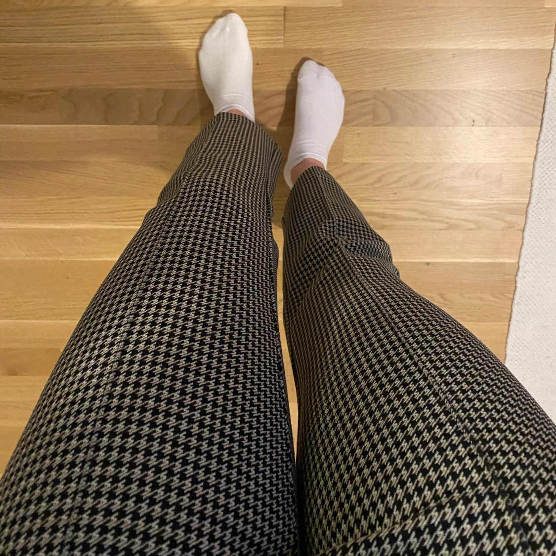 Fina byxor i hundtandsmönster 🖤🤍 - 90