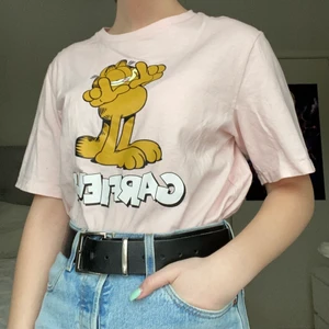 rosa garfield t-shirt  - Rosa t-shirt från H&M dividend med katten Gustav motiv. Använd men i bra skick 