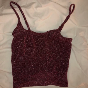 Glittrigt rosa linne - Glittrig rosa topp från Monki. Aldrig använd. Passar även XS/S skulle jag säga 💘