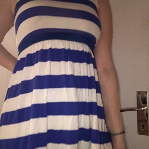 Klänning - En fin klänning och materialet är ”organic cotton”. Fint skick och var en favorit klänning förrut