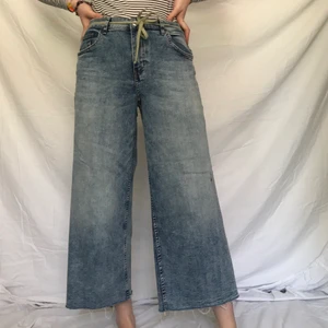 byxor , nyskick  - ett par byxor i storlek 40. så gott som nya. pris: 150kr plus frakt. har ni frågor får ni gärna kontakta mig!