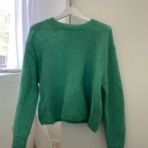 Grön stickad tröja - Grön stickad tröja från H&M. Den är i ull/alpacka mix så lite sticksig men väldigt skön och mysig ändå. Storlek S men lite oversized så passar M möjligtvis L också. Köparen står för frakten 💗💗