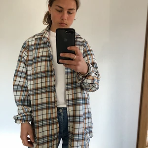 Peak Performance flanellskjorta - En oversized skjorta från Peak Performance. Storlek L. Mycket fint skick. Lägg bud, startar på 350kr. Obs! Osäker på fraktkostnad.
