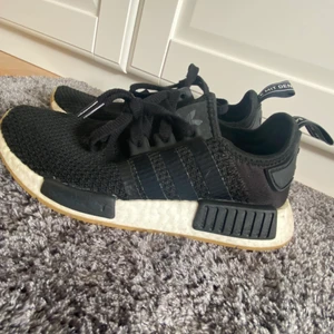 Adidas skor  - Nu säljer jag mina Adidas skor😕 dom är använda men inga hål eller skador på dom😎 Jag brukade träna i dom förut innan dom blev för små, men nu använder jag dom knappt🙁 st 36, orginal pris 1400