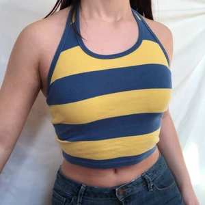 Halterneck  - Söt halterneck i fina färger. Barnstolen men sitter väldigt bekvämt på mig som vanligtvis bär s. Köpare står för frakt. Dm vid intresse eller frågor. Som ny, helt defektfri 