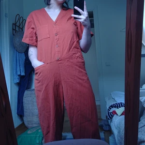 Byxdress  - Rostbrun/röd byxdress från monki i skön bomull 