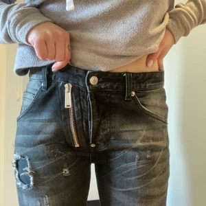 Dsquared2 jeans - Otroligt sköna & fräcka jeans i lite stretchigt material, säljes då de är för långa i benen åt mig. De är använda men inte slitna. Storlek 46 (herrstorlek) de passar mig som är Xs-s, men kan nog passa en M med. Nypriset för dessa ligger runt 7000kr.. Pris kan diskuteras vid snabb affär 👍🏼