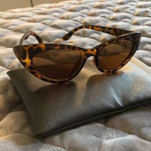 Säljer ett par fina solglasögon! ”Cateye” form med fint leopardmönster. Perfekt nu till sommaren ☀️ Knappt använda så de ser helt nya ut. Inga repor eller liknande :) köpare står för frakt. 