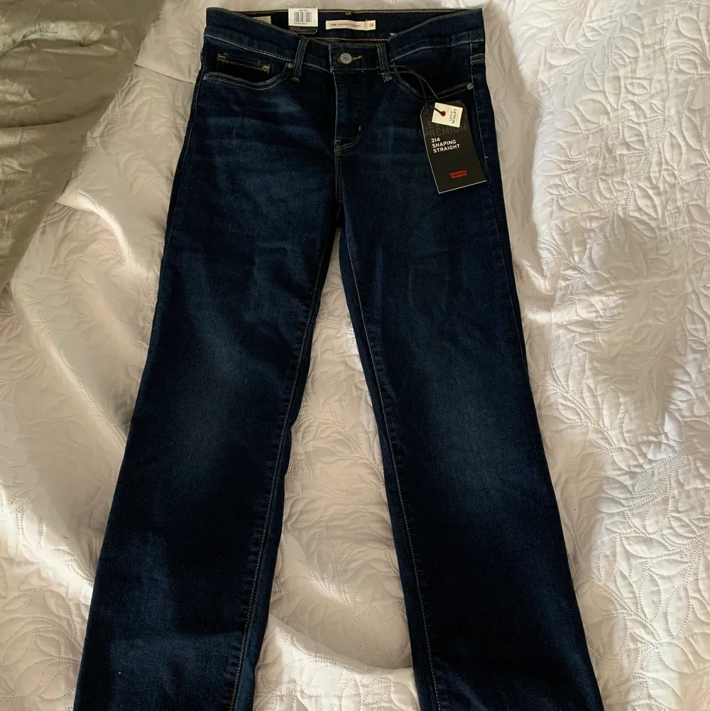 Helt oanvända jeans. Storlek: 28 x 32. Mid Rise och straight. Nyskick . Jeans & Byxor.