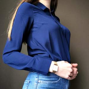 Tunt material, fin blå skjorta