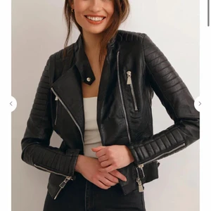 Skinnjacka  - Säljer denna trendiga skinnjackan från chiquelle. Använd ett fåtal gånger så den är i gott skick:)      Frakt tillkommer!!