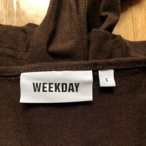 Långärmad brun tröja från Weekday med fin ringning. Ärmslutet har plats för fingrarna! 🏝