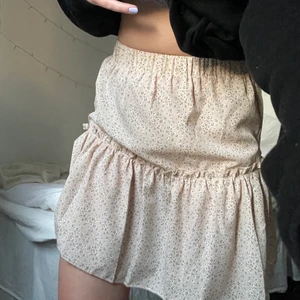 Blommig kjol - Gullig gul kjol med blommönster, samt en söm på mitten av kjolen. I storlek S (jag är vanligtvis en Xs/S) Helt ny och aldrig använd, säljer då jag tyckte att jag själv inte passade i den