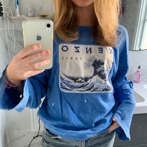 Kenzo tröja  - Dunder snygg blå sweatshirt från Kenzo med en våg på! Använd 5-10 gånger men man ser inget tecken på slitage. Passar nästan alla storlekar då den är lite oversized men man kan även vika upp den! Köpt för 2500kr men säljer nu för 400😊
