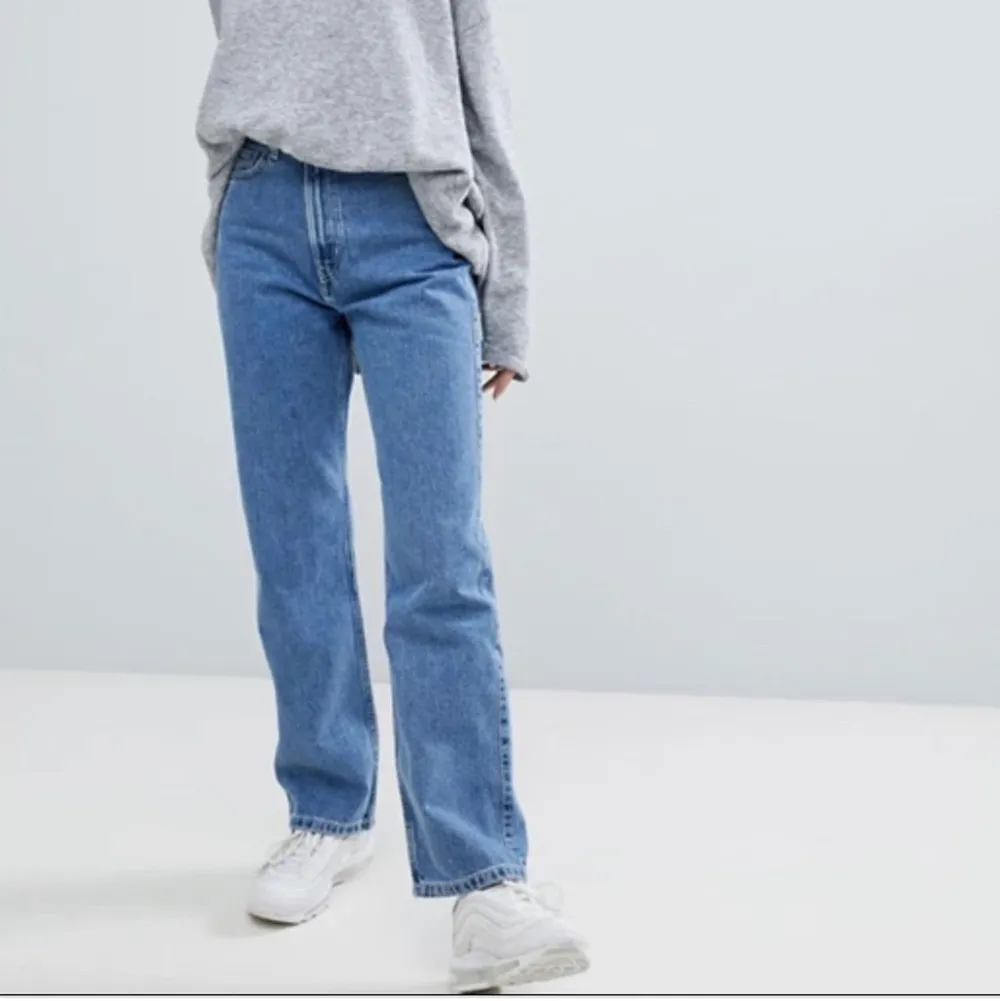 Skitsnygga jeans från Weekday i Row modellen. Inköpta för några år sen men ser så gott som nya ut! De är i färgen sky blue och i storlek 27/32! Går bra att mötas upp i Umeå annars står köparen för frakten🍀. Jeans & Byxor.