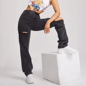 Jeans - Skit snygga jeans som endast är testade, men ej använda. Köpt på SHEIN för 204kr, säljer för 79kr+frakt. Storlek L, men använder i vanliga fall M i byxor