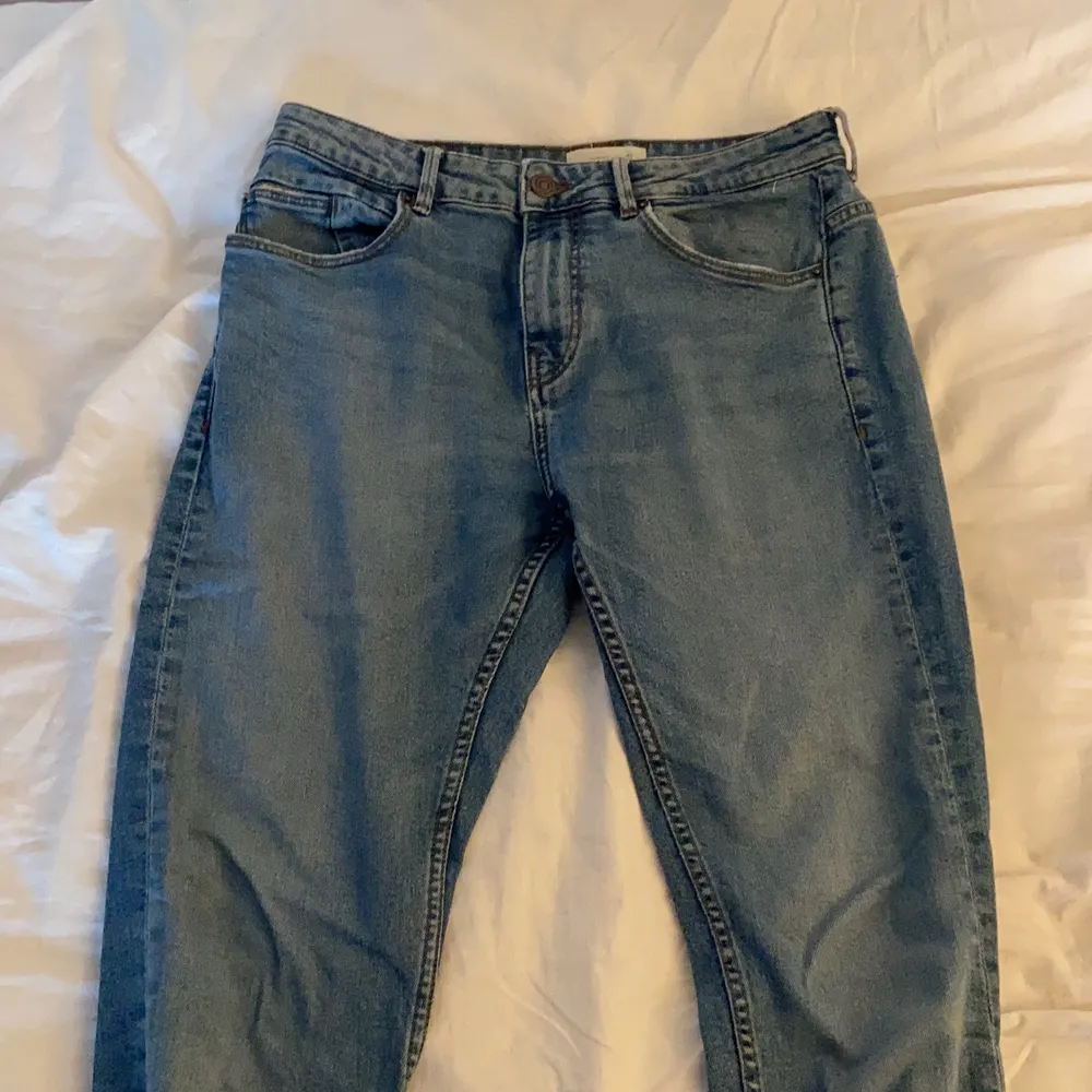 Säljer ett par blåa 90’s style jeans. De är så mjuka och ser väldigt vintage och retro ut. De har lite vit tråd på baksidan som passar totalt in i hela vintage looken!!. Jeans & Byxor.