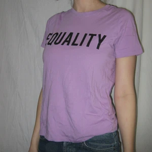 Lila t-shirt - Tröja med tryck ”equality” passar st S/xs