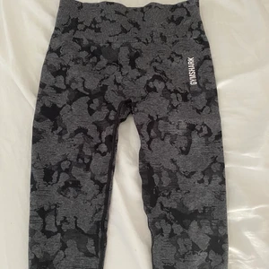 Gymshark adapt camo S  - Säljer nu mina gymshark adapt camo tights i storlek S då de inte kommer till användning. Dom är i nyskick då jag endast använt de 2 gånger. Köparen står för frakten som är 70kr