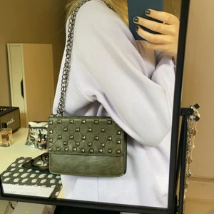 väska - mörkgrön väska som man både kan ha över axlen och korsat över axeln💓💓