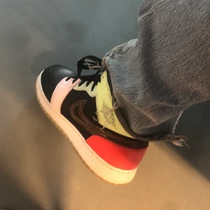 Jordans  - - lägger ut igen pga oseriösa köpare - Säljer mina unika jordans i storlek 39. Något använda men i riktigt bra skick. Skickas med spårbar frakt. Skriv privat för fler bilder! 💙 Buda i kommentarerna, avslutas onsdag kväll 